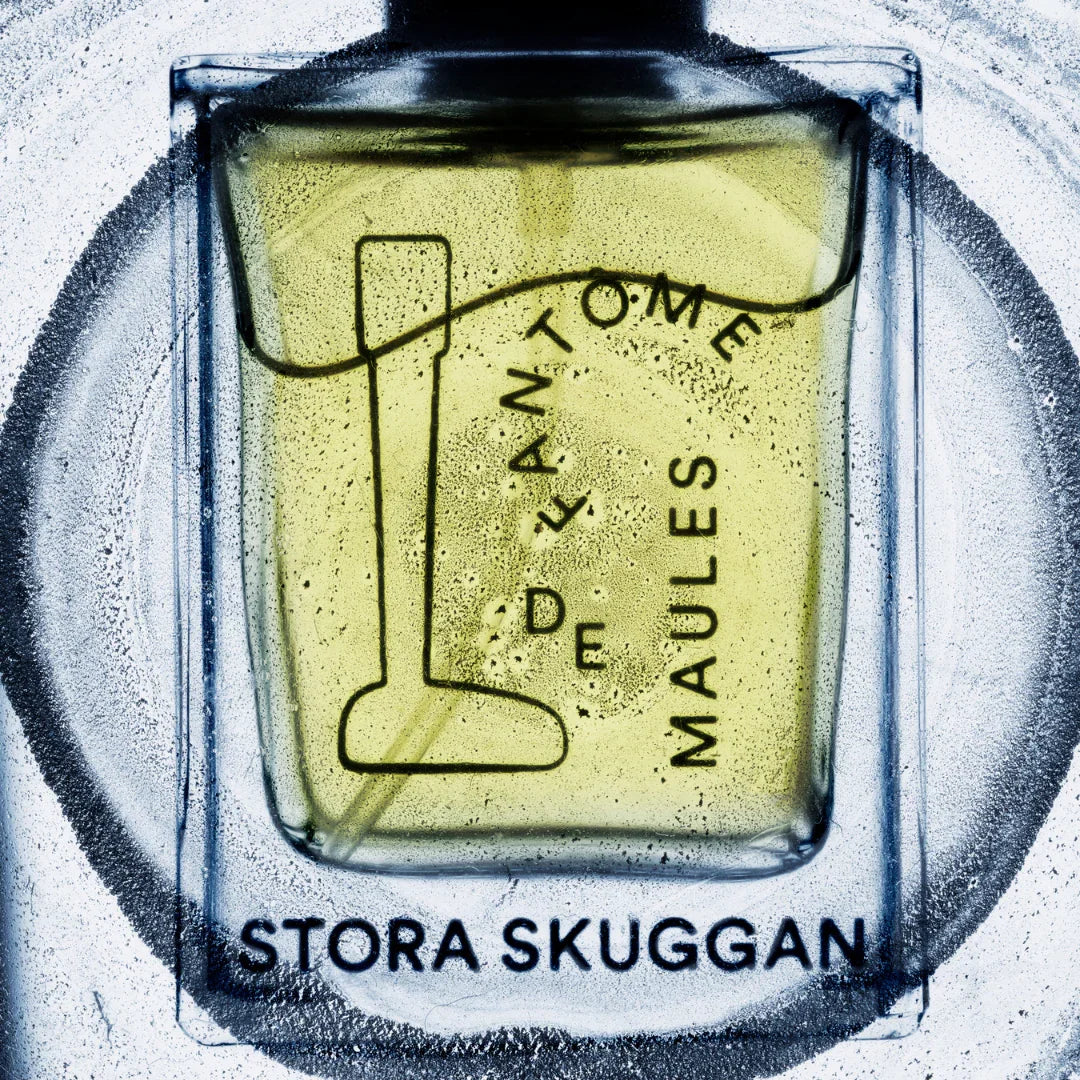 Parfümflakon "Fantôme de Maules" von Stora Skuggan, gefüllt mit gelblicher Flüssigkeit, rechteckige Form, schwarzer Text auf der Flasche.