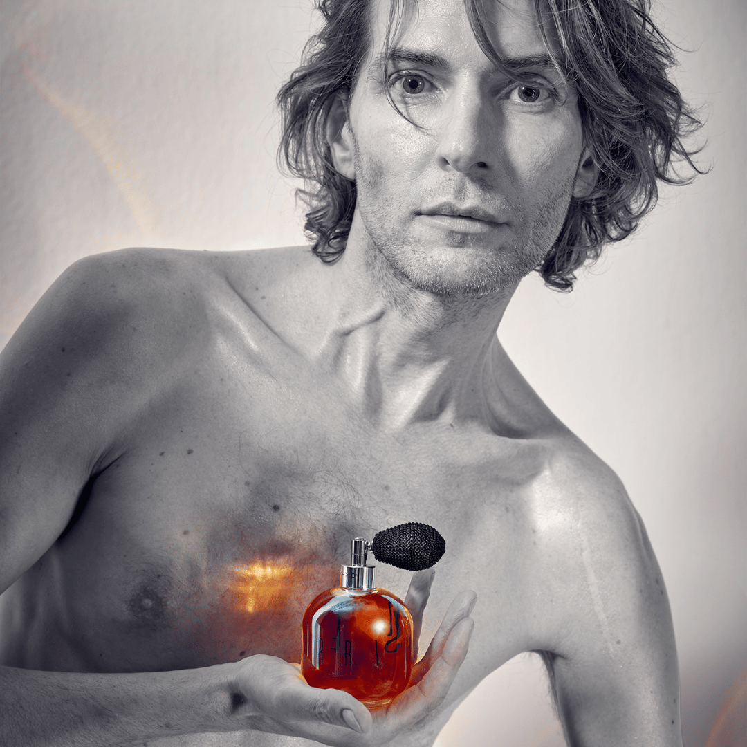 Ferry Hansen Perfumes No. 1 bei scent amor mit Ferry Hansen mit nacktem Oberkörper