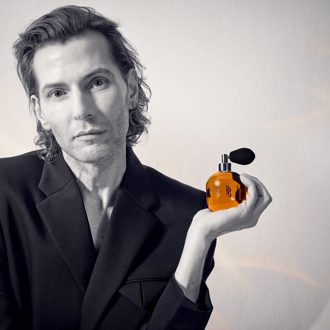 Ferry Hansen Perfumes No. 1 bei scent amor mit Ferry Hansen mit Nischenparfum Flakon Nischenduft in der Hand