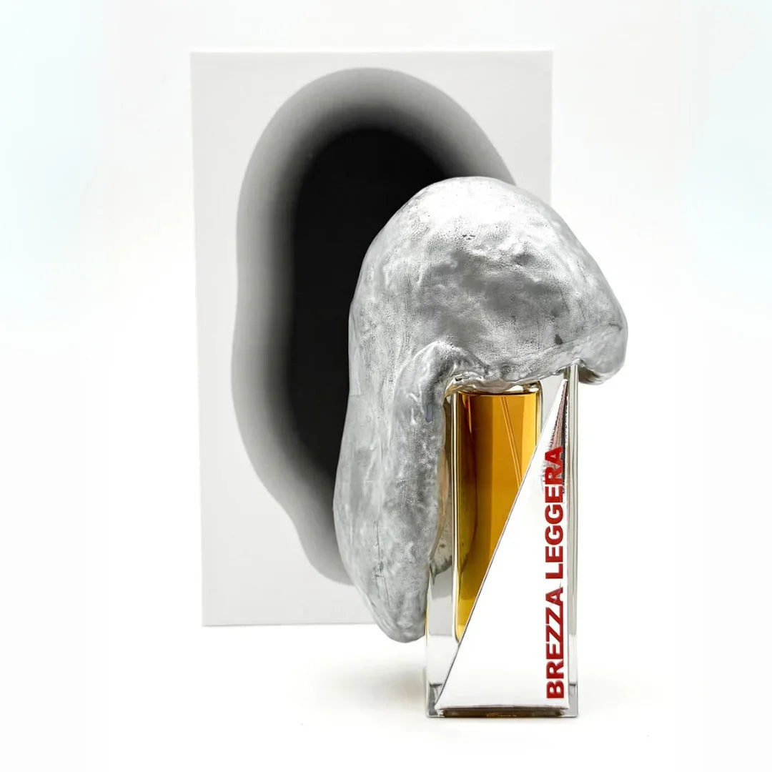 Ein Duft wie ein Kunstwerk: Brezza Leggera von Filippo Sorcinelli - exklusives Eau de Parfum bei scent amor, präsentiert vor der Verpackung