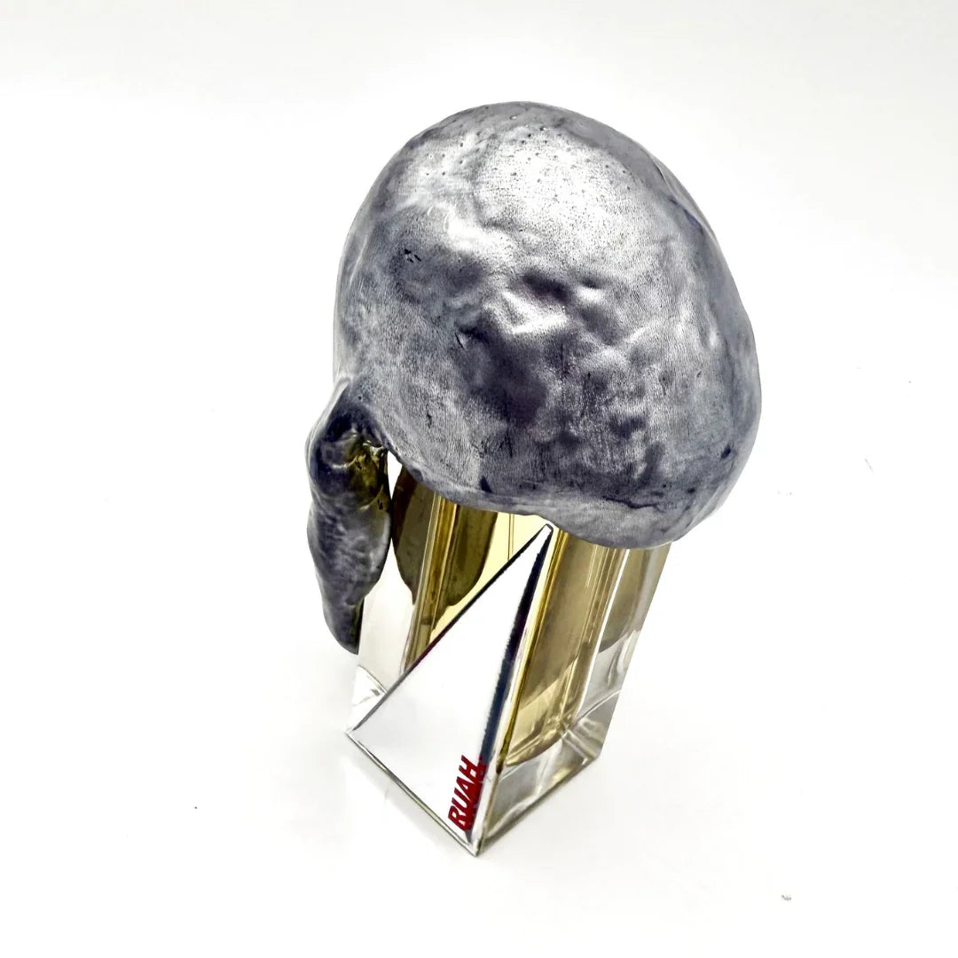 Ein olfaktorisches Statement: Ruah von Filippo Sorcinelli, luxuriöses Eau de Parfum- erhältlich bei scent amor, schräg fotografiert