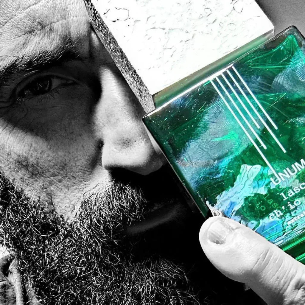 Filippo Sorcinelli UNUM LASCIA CH´IO PIANGA Extrait de Parfum Flakon vor Gesicht von Filippo Sorcinelli scent amor