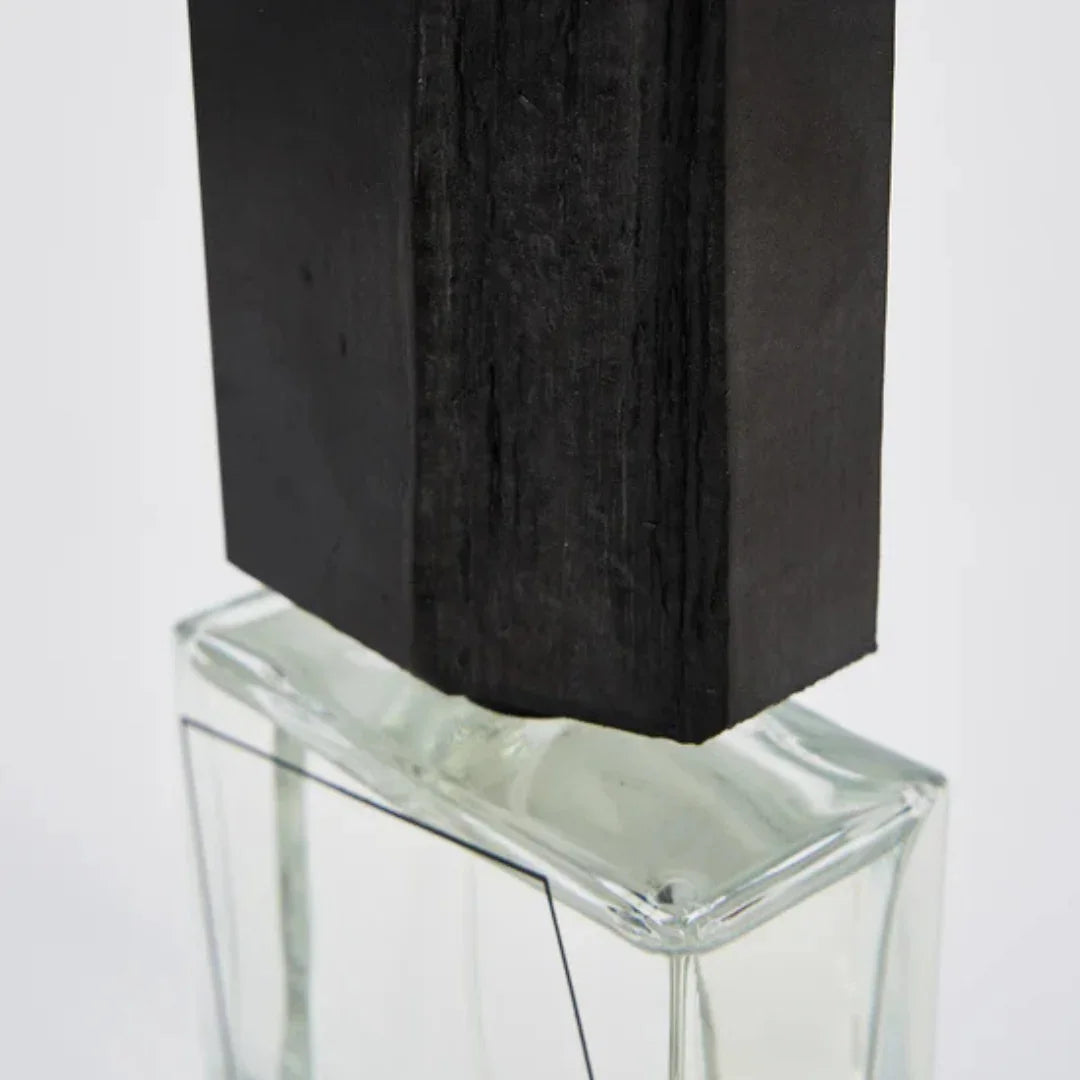 Filippo Sorcinelli UNUM ROSA NIGRA Extrait de Parfum Mood Detail Flakon mit Verschlusskappe scent amor