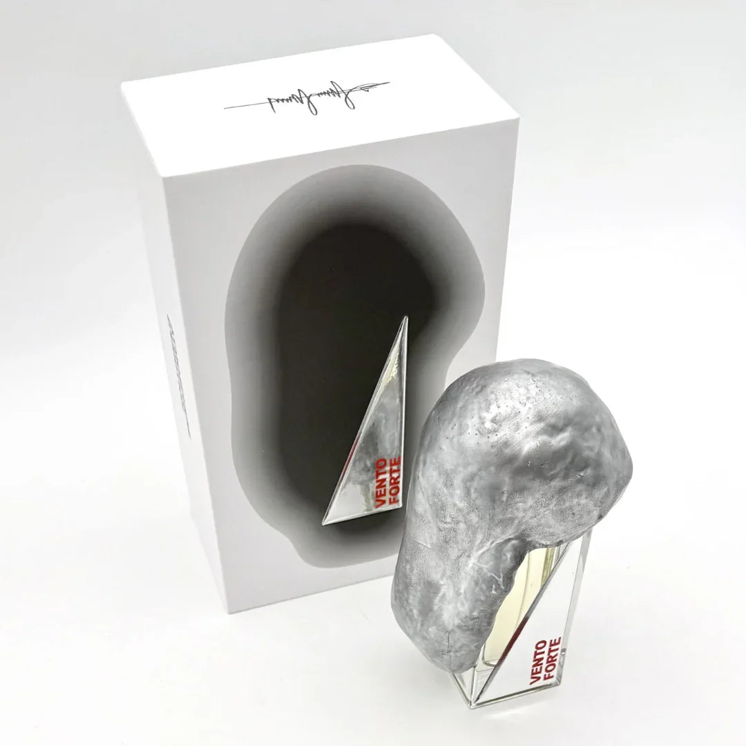 Vento Forte Eau de Parfum von Filippo Sorcinelli, elegant und provokant zugleich - bei scent amor erhältlich, neben Verpackung schräg fotografiert