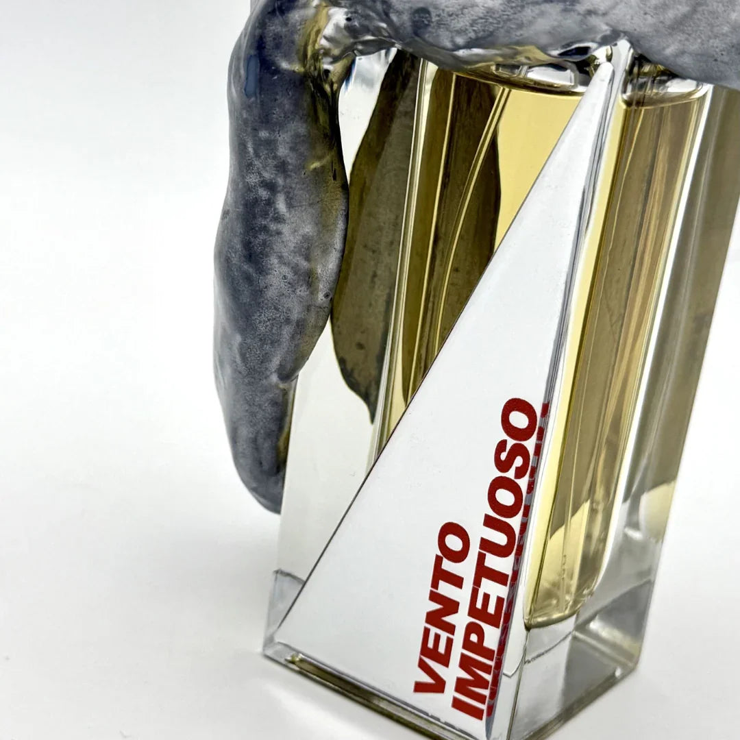 Filippo Sorcinelli Vento Impetuoso, ausdrucksstarkes Eau de Parfum - luxuriöser Nischenduft bei scent amor, schräg von nahem fotografiert