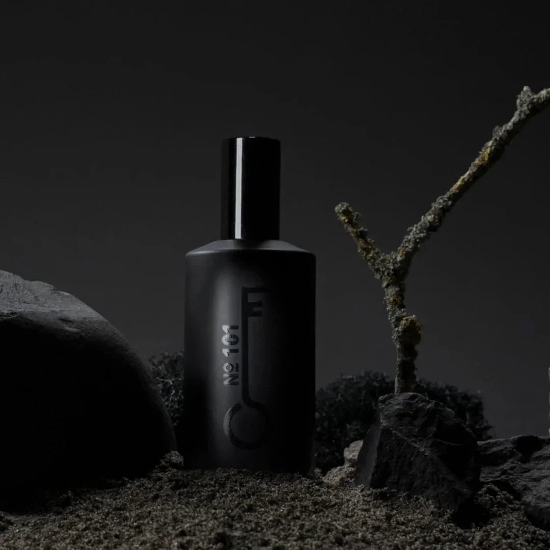 Fischersund Flakon auf schwarzem Moos beim Spezialisten für Nischendüfte: scent amor