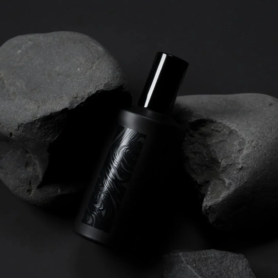 Fischersund bei scent amor Flakon zwischen schwarzen Steinen