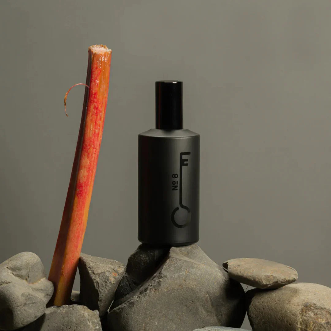 Fischersund No. 8 Flakon auf Steinen – frischer Unisex-Duft mit Rhabarber, Kiefer und Zitrus bei scent amor Ihrem Nischenduft Spezialisten