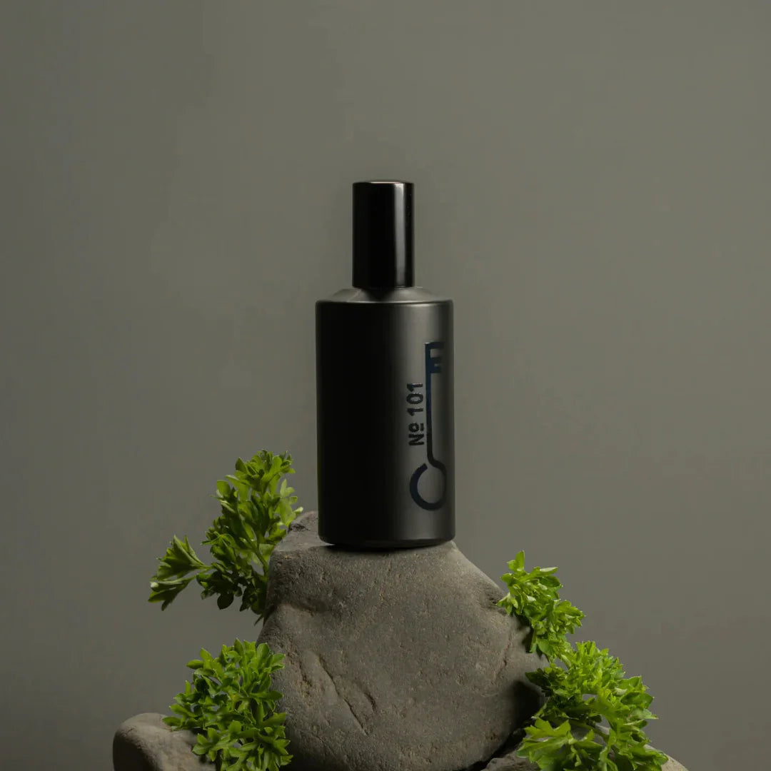 Fischersund No. 101 Flakon auf Stein – umgeben von isländischen Kräutern, naturinspirierter Unisex-Duft aus Reykjavík bei scent amor