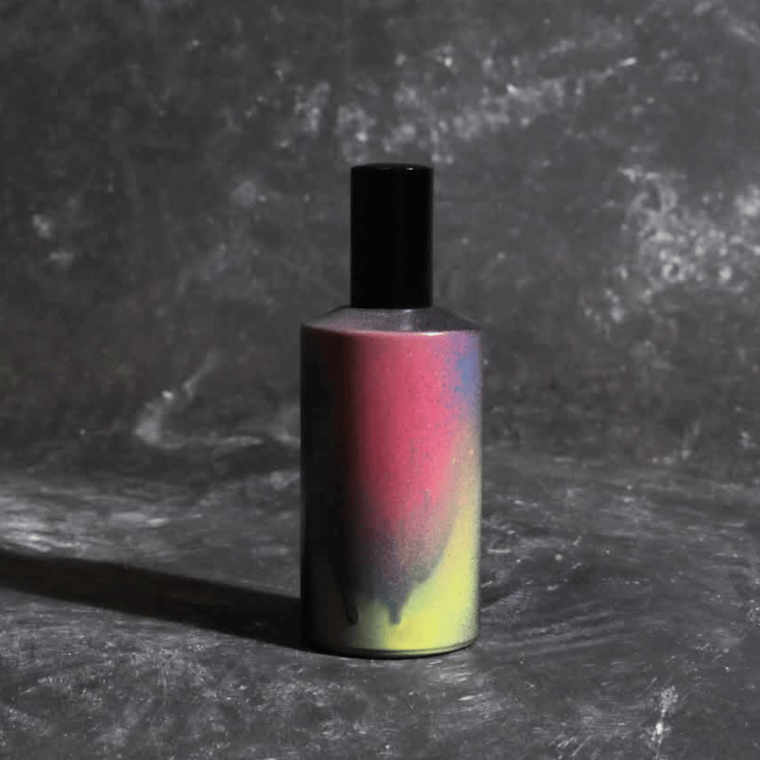 Fischersund QUARTER TO FIVE (4:45) Eau de Parfum Limited Edition Nischenduft Flakon vor marmoriertem Hintergrund bei scent amor Fachmann für feines Nischenparfum