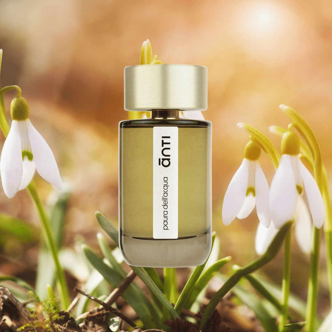 Freigestellter Nischenduft Flakon von anti vor Frühlingsblumen für scent amor
