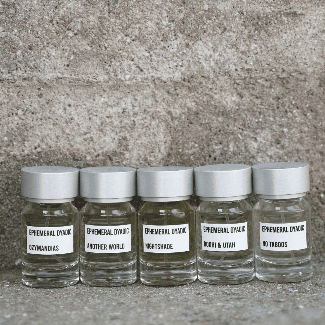 Ephemeral Dyadic Nischendüfte Flakons in Reihe auf Sandstein beiscent amor deinem Fachmann für feine Nischenparfums