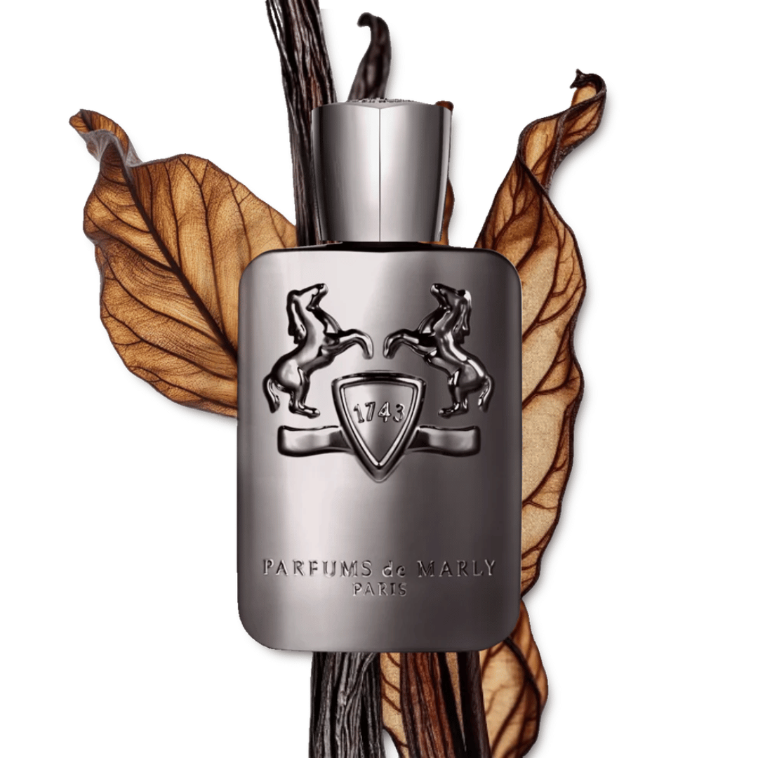 Parfums de Marly HEROD Eau de Parfum Flakon Nischenduft vor
Zimt, Tabak und Vanille – ein Duft mit ruhiger Ausstrahlung präsentiert bei scent amor