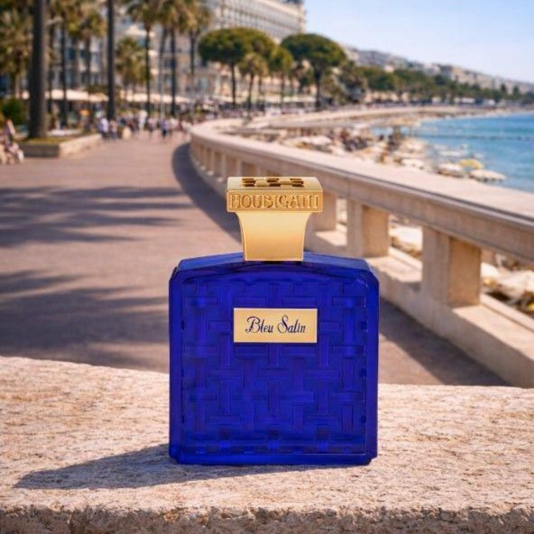 Houbigant Collection Cote d'Azur mit Bleu Salin auf einer Terrasse in der Sonne in Cannes für scent amor Deinem Fachmann für feine Nischenparfums