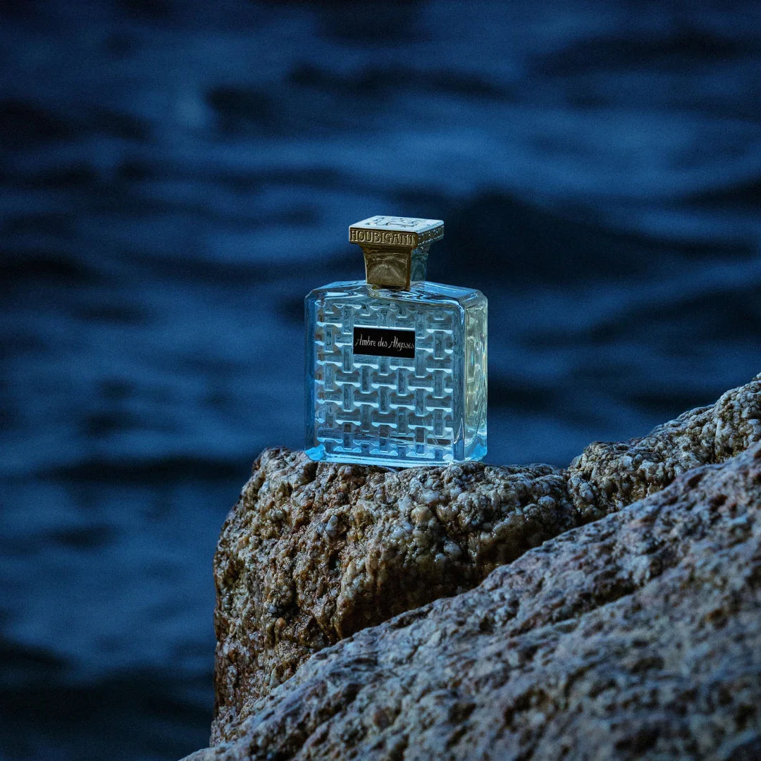 Houbigant Paris AMBRE DES ABYSSES Eau de Parfum Mood Flakon auf Felsen am Meer