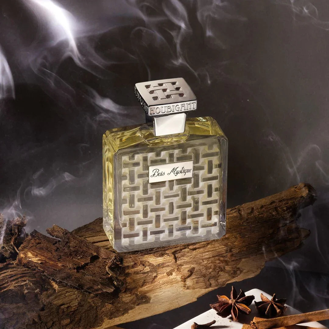 Houbigant Paris BOIS MYSTIQUE Eau de Parfum Flakon Mood mit Rauch auf Holz mit Gewürzen scent amor