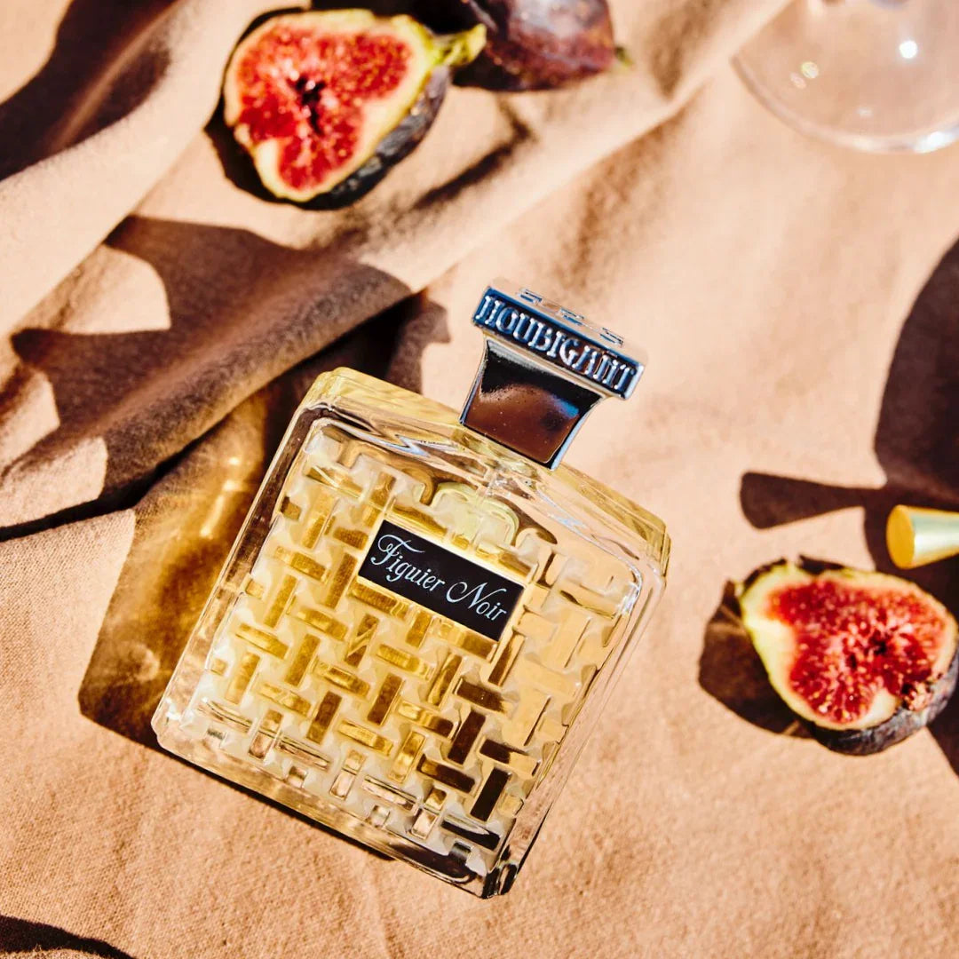 Houbigant Paris FIGUIER NOIR Eau de Parfum Extrême Mood Flakon mit Feigen auf braunem Stoff scent amor