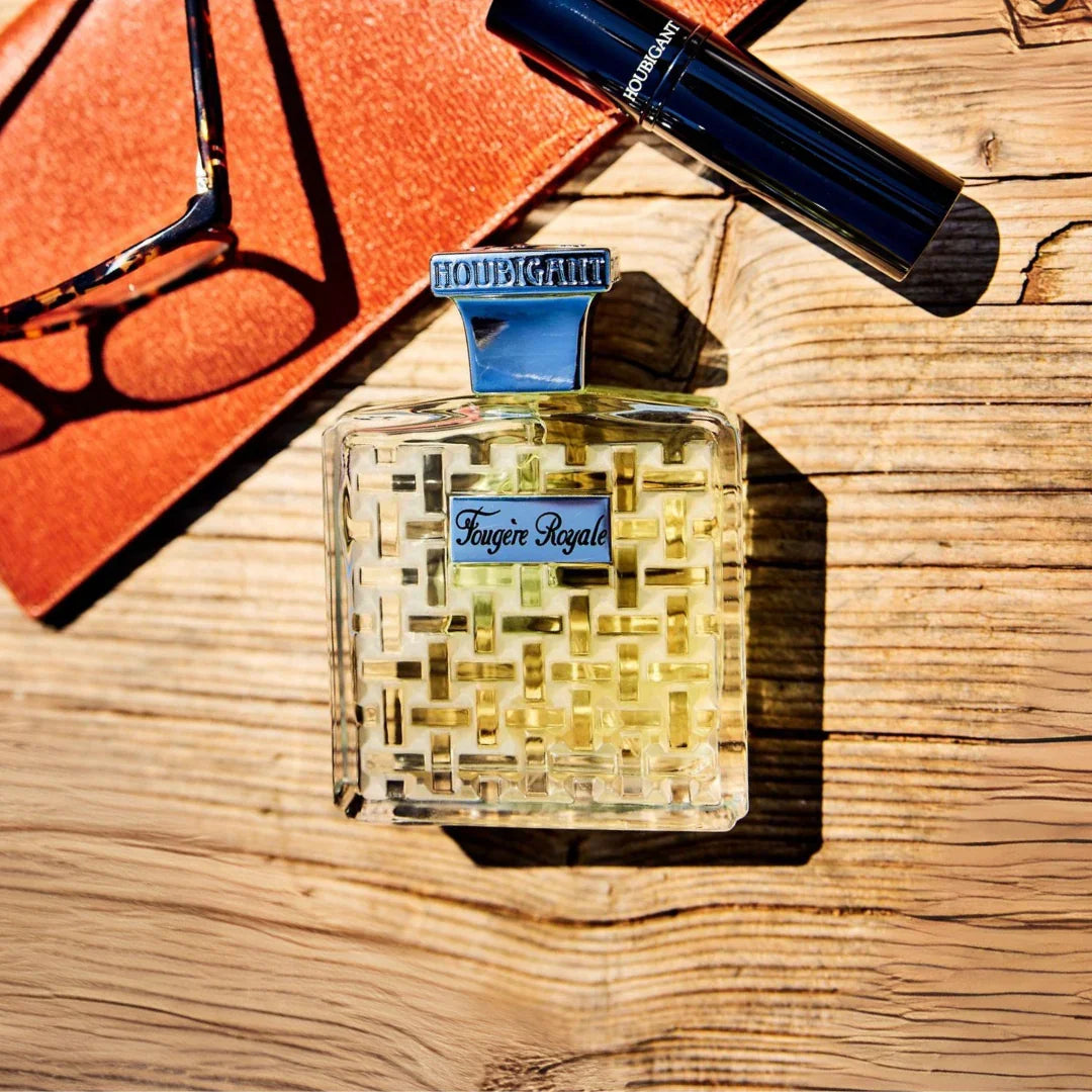 Houbigant Paris FOUGÈRE ROYALE Eau de Parfum Extrême Mood Flakon auf Tisch mit Brille in der Sonne scent amor