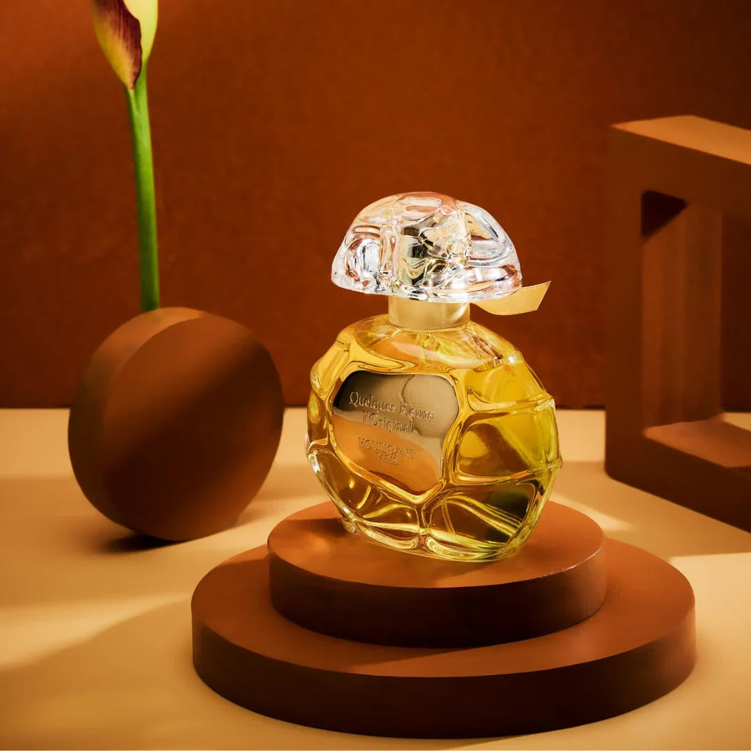 Houbigant Paris QUELQUES FLEURS L'ORIGINAL Eau de Parfum Extrême Mood FLavon auf Holzpodest mit Holzbausteinen scent amor
