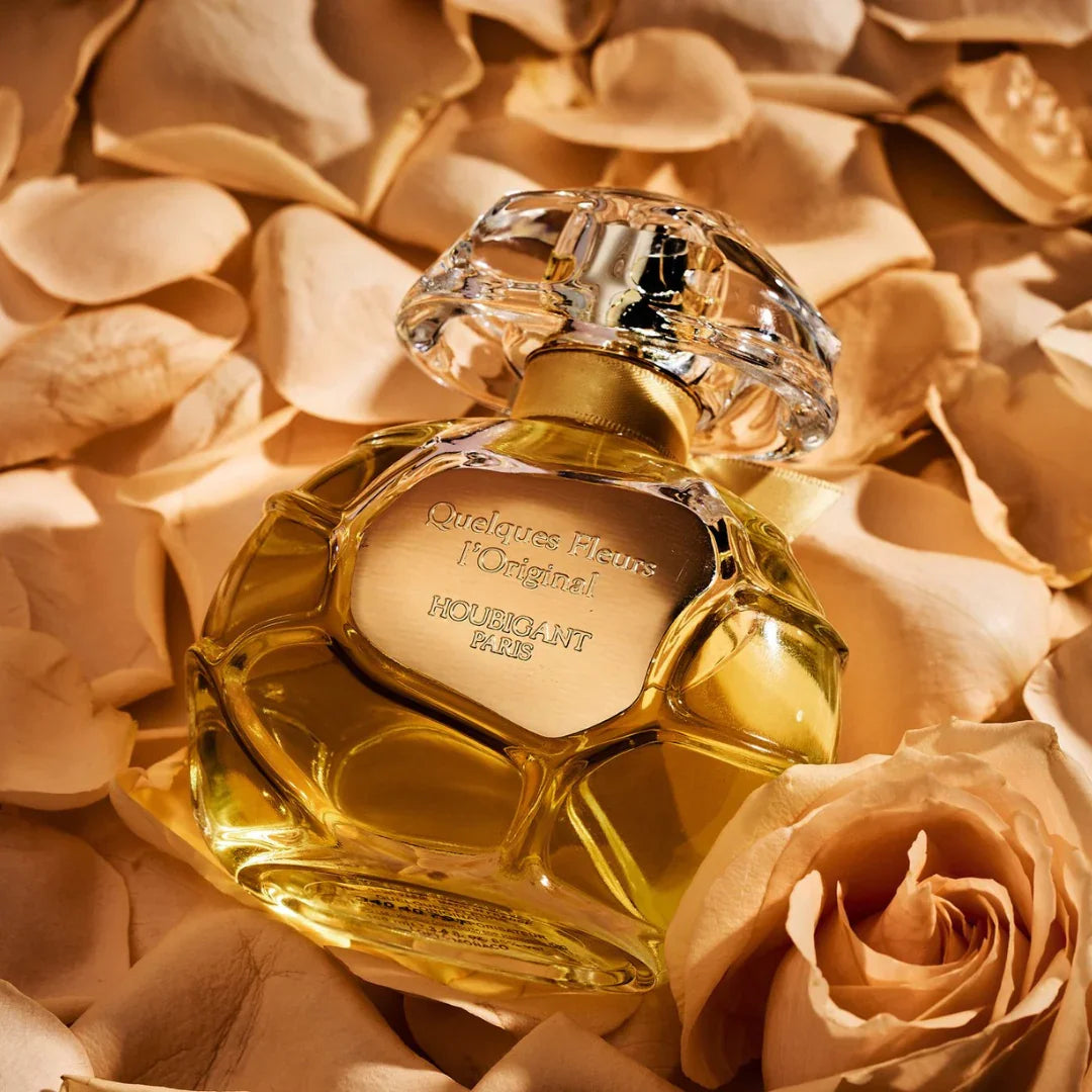 Houbigant Paris QUELQUES FLEURS L'ORIGINAL Eau de Parfum Extrême Mood Flakon auf Rosenblättern gebetet scent amor