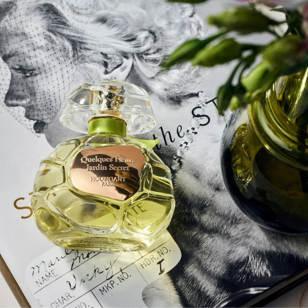 Houbigant Paris QUELQUES FLEURS JARDIN SECRET Eau de Parfum Extrême Mood FLakon auf Buch scent amor