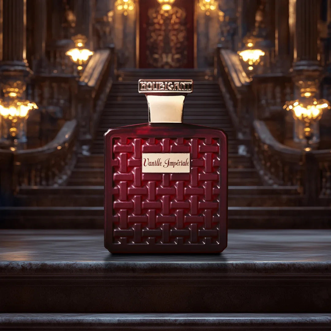 Houbigant Paris VANILLE IMPÉRIALE Eau de Parfum Extrême Mood Flakon auf Palasttreppe mit Leuchtern scent amor