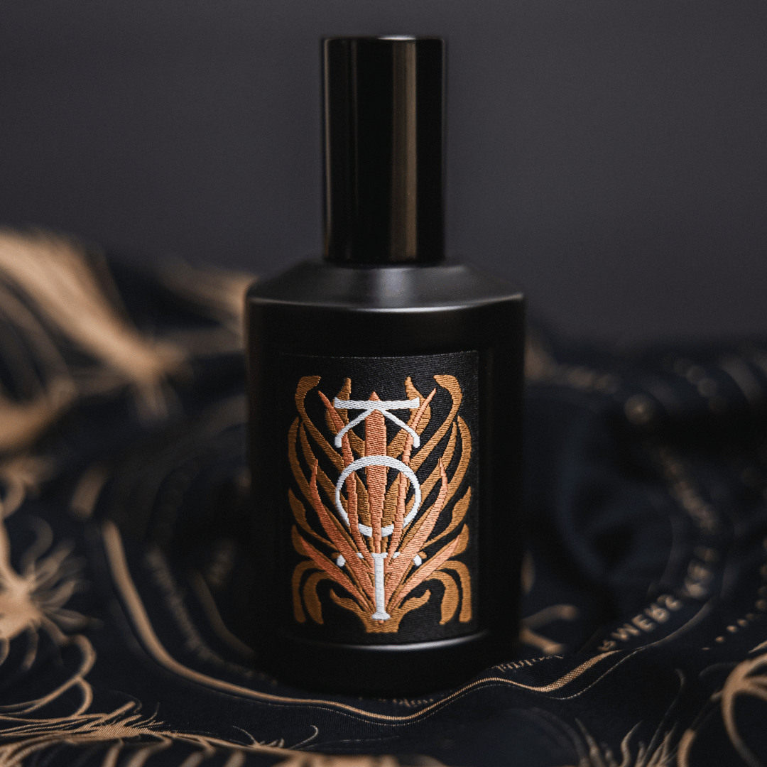 Fischersund X Farmers Market KOT Eau de Parfum aufrecht auf dem Bandana präsentiert von scent amor deinem Fachmann für feine Nischenparfums