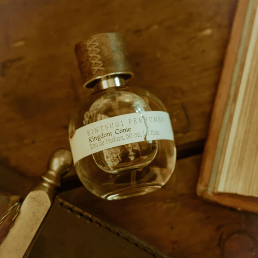 Kintsugi Kingdom Come auf Buch Lederrücken präsentiert von Georg R. Wuchsa Kurator bei scent amor