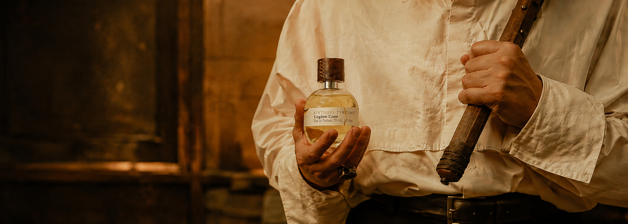 Kintsugi Perfumes KINGDOM COME Eau de Parfum ist ein Nischenduft präsentiert von scent amor in der Hand eines Ritters