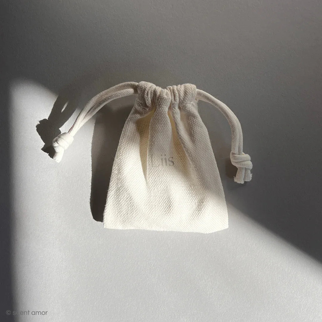 Das Liis Discovery Set – fünf Unisex-Düfte in kunstvoller Komposition bei scent amor entdecken Stoffsäckchen