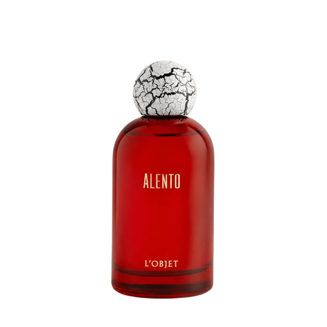 L'Objet ALENTO Eau de Parfum scent amor freigestellt im roten Nischenduft Flakon
