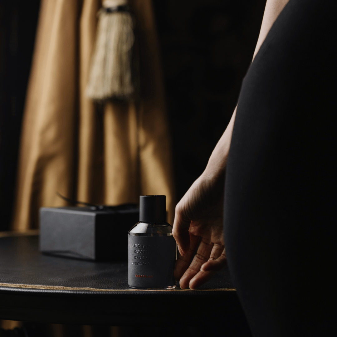 Laboratorio Olfattivo Amberbomb Intense Collection scent amor mit Frauenhand