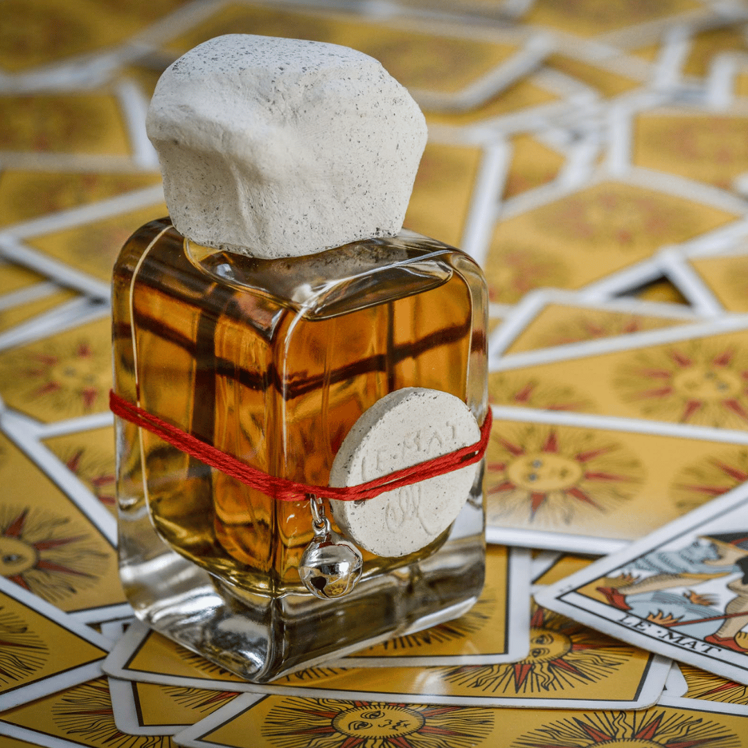 Le Mat Mendittorosa Eau de Parfum Nischenduft Flakon auf gelben Tarrot Karten präsentiert von scent amor