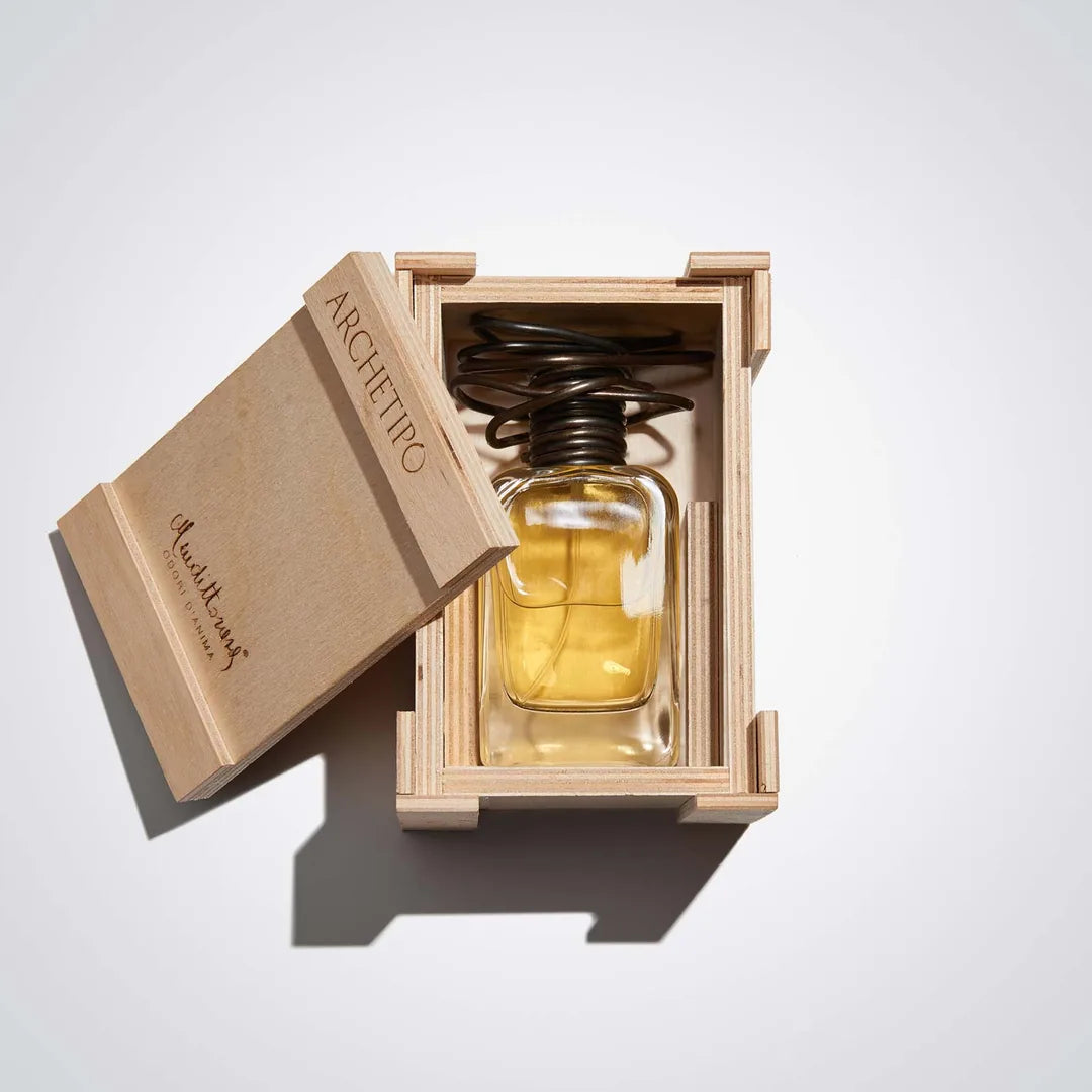 MENDITTOROSA Archetipo Extrait de Parfum mit interessanter Verschlusskappe von oben fotografiert in Holzbox bei scent amor Fachmann für Nischenparfums