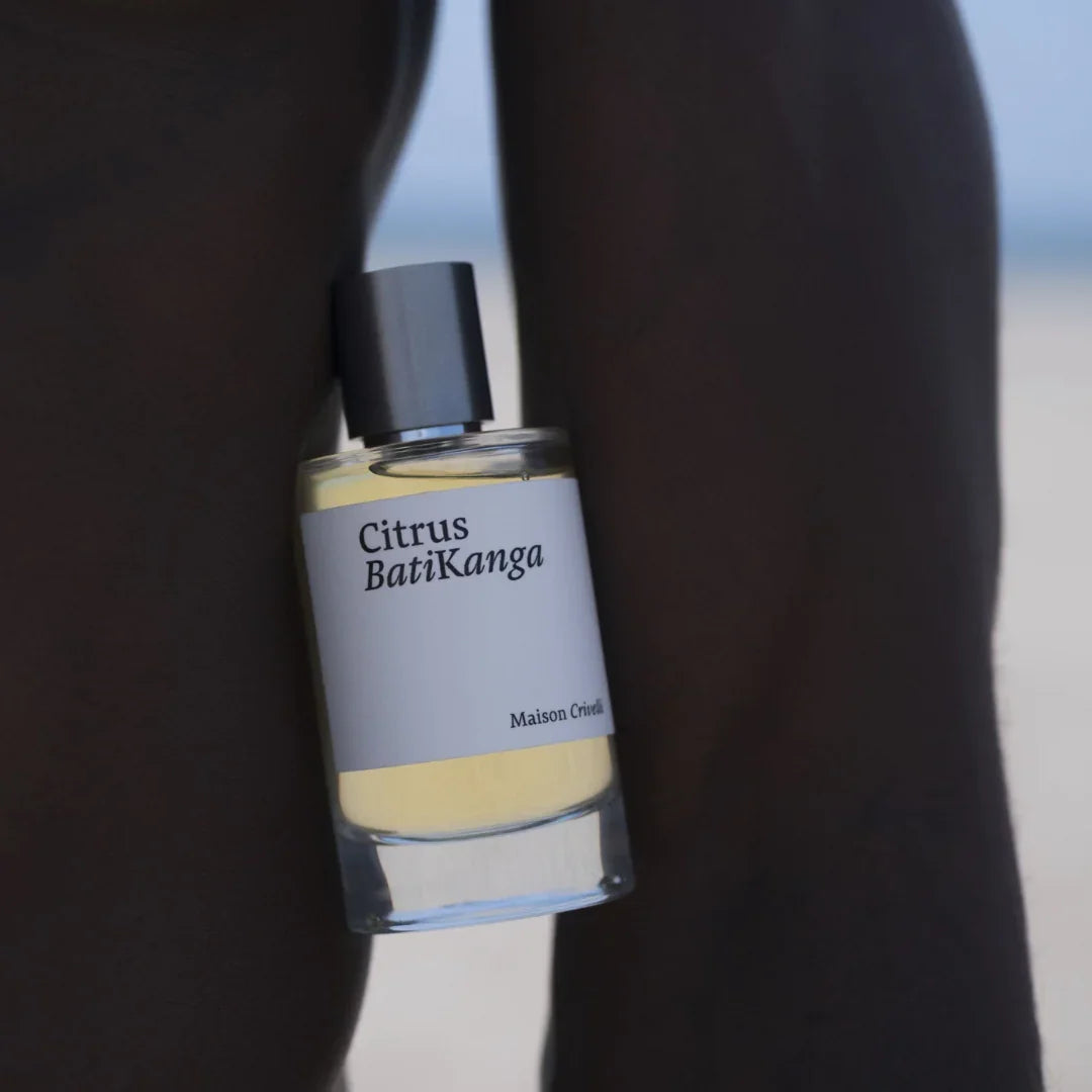 maison crivelli citrus batikanga flakon zwischen hüfte und arm