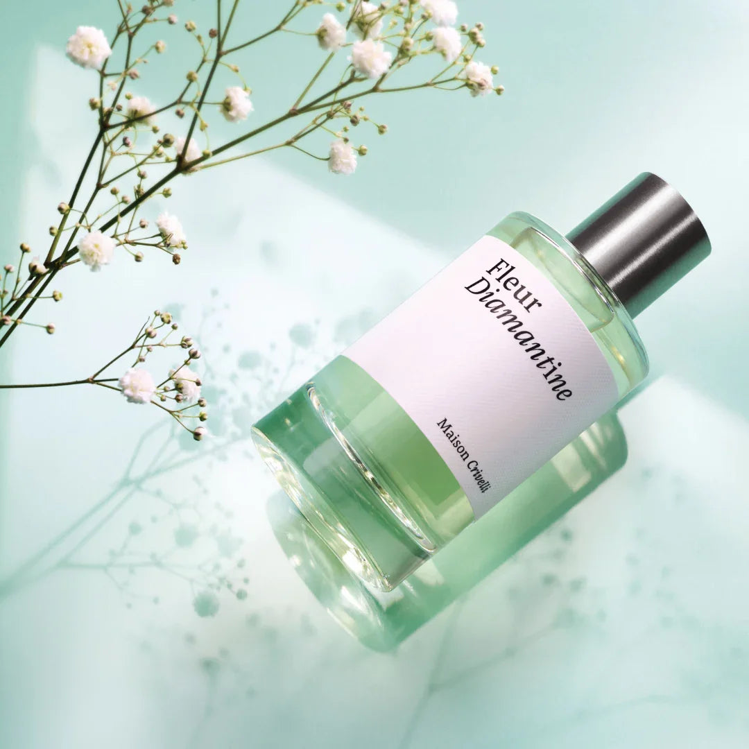 maison crivelli fleur diamantine flakon neben weissen blumen