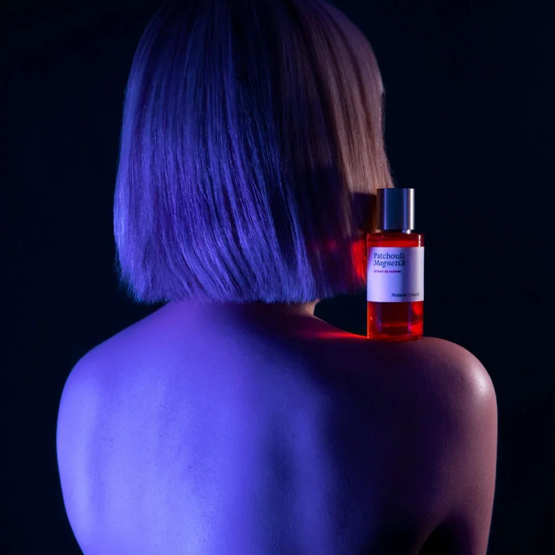 maison crivelli patchouli magnetik flakon auf schulter blau beleuchtet