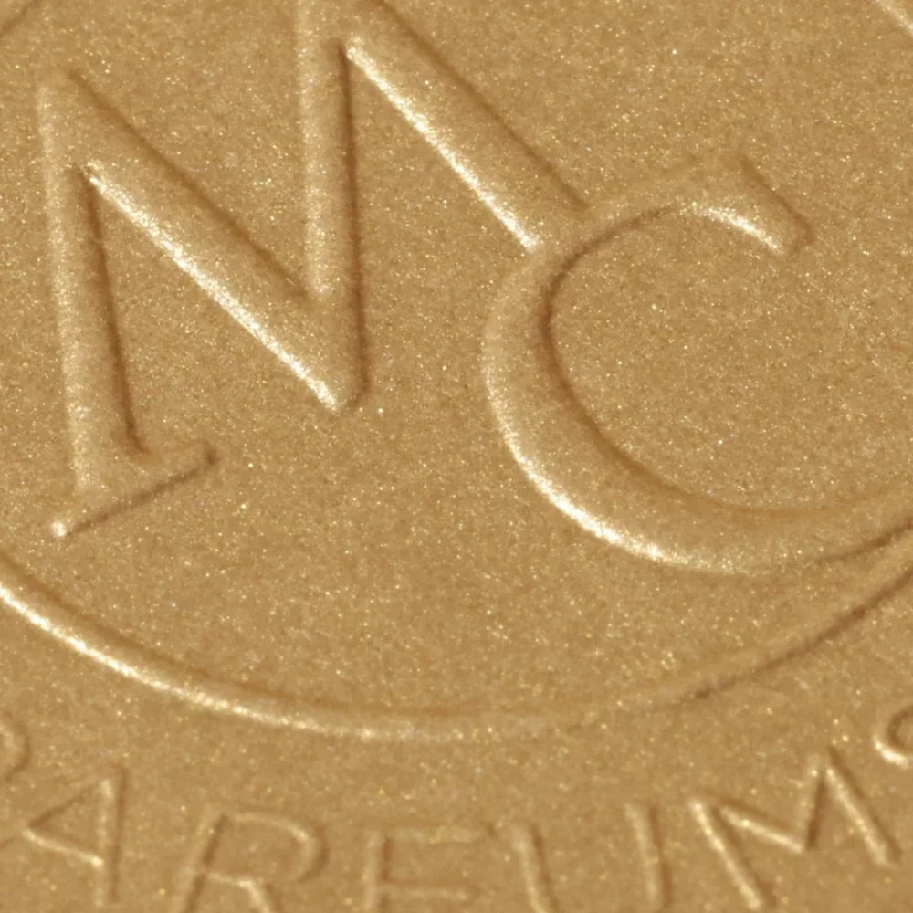 „Nahaufnahme des Etiketts von SAFRAN SECRET Extrait de Parfum von Maison Crivelli – edler Unisexduft mit würzig-holziger Note, präsentiert bei scent amor“