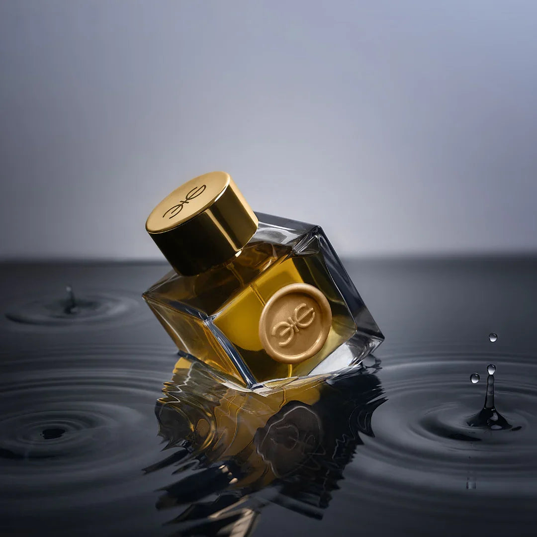 Unisex-Parfum Citrine von Manos Gerakinis bei scent amor - spritziger Duft auf Wasseroberfläche