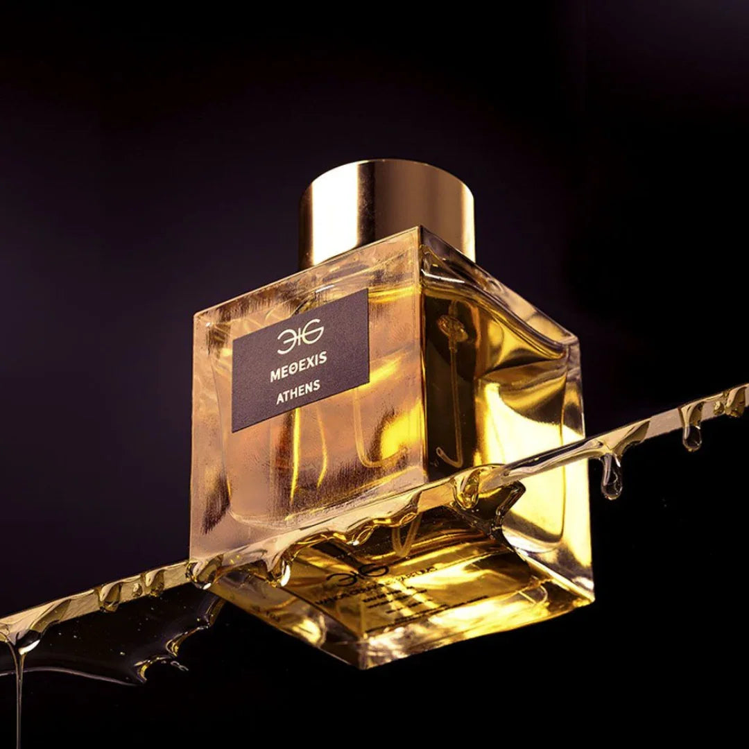 Methexis Eau de Parfum bei scent amor - kompromissloser Duft von Manos Gerakinis im hochwertigen Glasflakon, auf tropfendem Honig