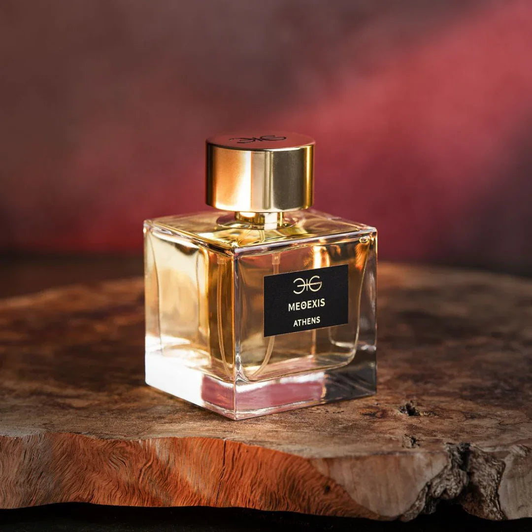 Methexis Eau de Parfum von Manos Gerakinis bei scent amor - intensiver Nischenduft im edlen Flakon auf Holzoberfläche