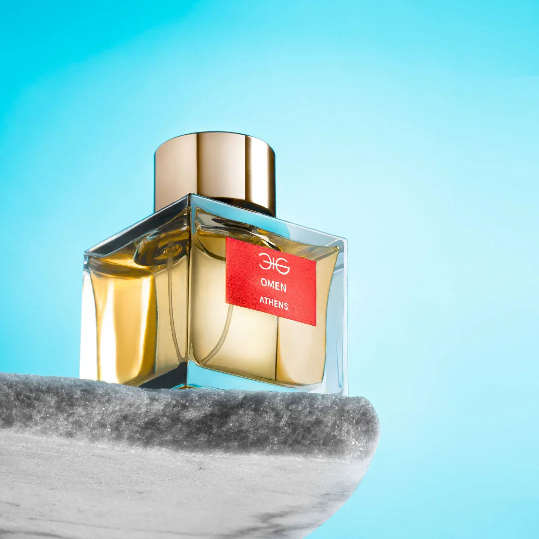 Manos Gerakinis Omen Eau de Parfum bei scent amor - tiefgründiger Nischenduft auf einer Steinkante mit blauem Hintergrund