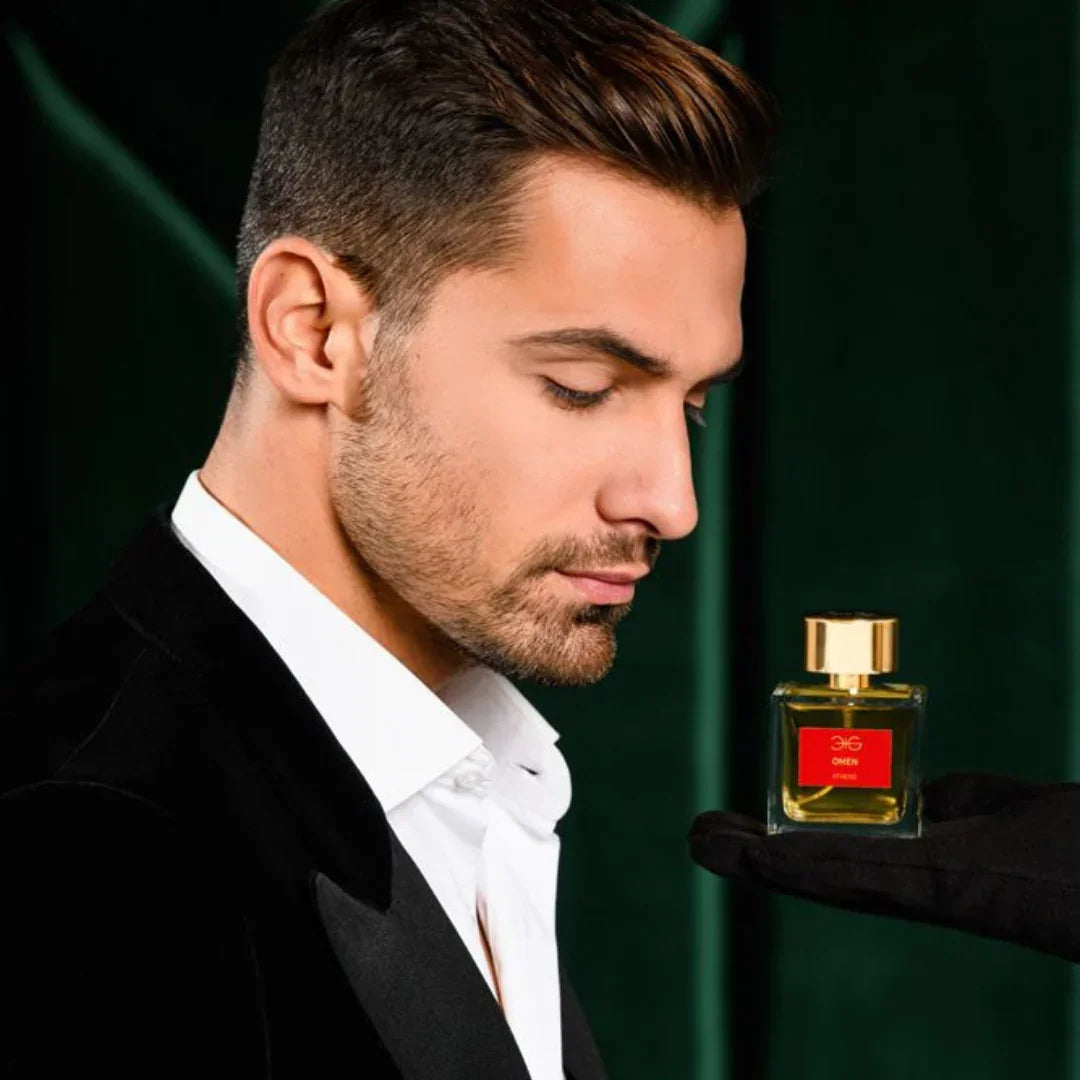 Manos Gerakinis Omen Eau de Parfum bei scent amor - der Duftflakon wird einem Mann gereicht, um den Duft zu entdecken