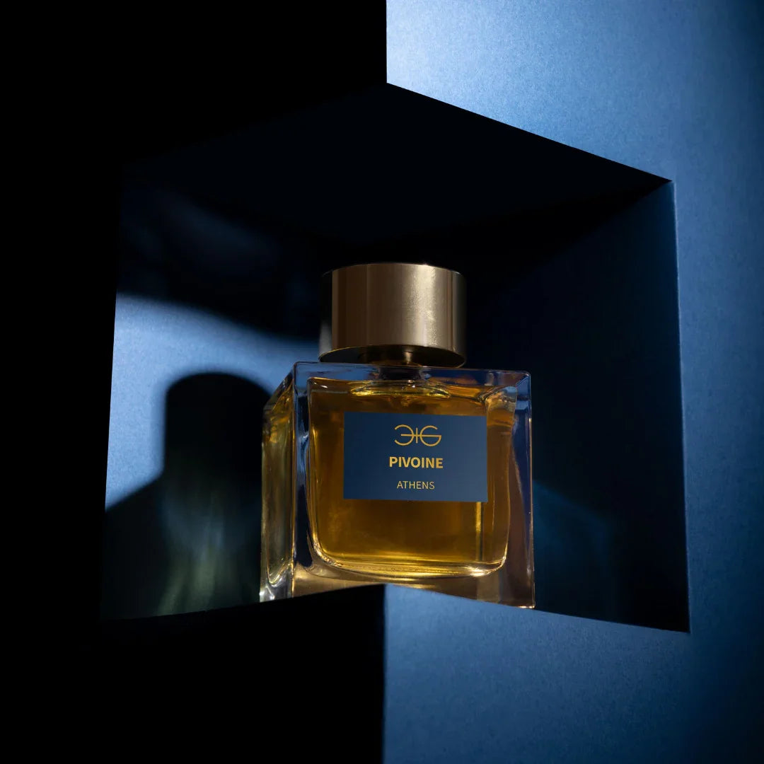 Pivoine Eau de Parfum von Manos Gerakinis bei scent amor - intensiver Nischenduft im edlen Flakon auf blauer Erhöhung