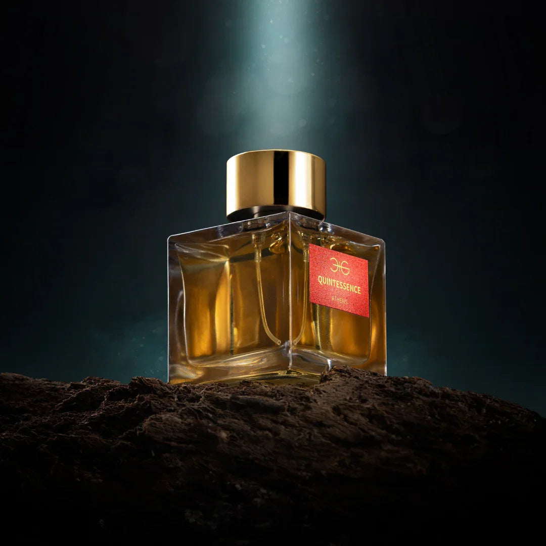 Quintessence Eau de Parfum von Manos Gerakinis bei scent amor - intensiver Nischenduft im edlen Flakon auf beleuchtetem Holzstamm