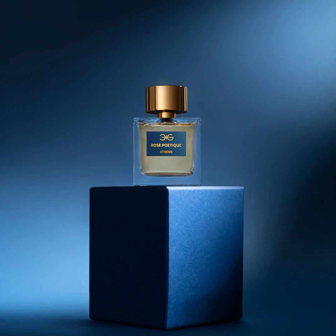 Exklusiver Duft Rose Poetique von Manos Gerakinis bei scent amor - Unisex-Parfum mit Charakter, stilvoll arrangiert auf einem blauen Podest