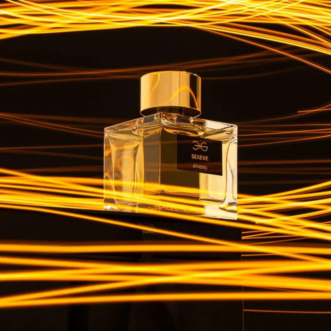 Selen Eau de Parfum von Manos Gerakinis bei scent amor - luxuriöser Unisex-Duft im edlen Flakon, von Lichtstrahlen umgeben