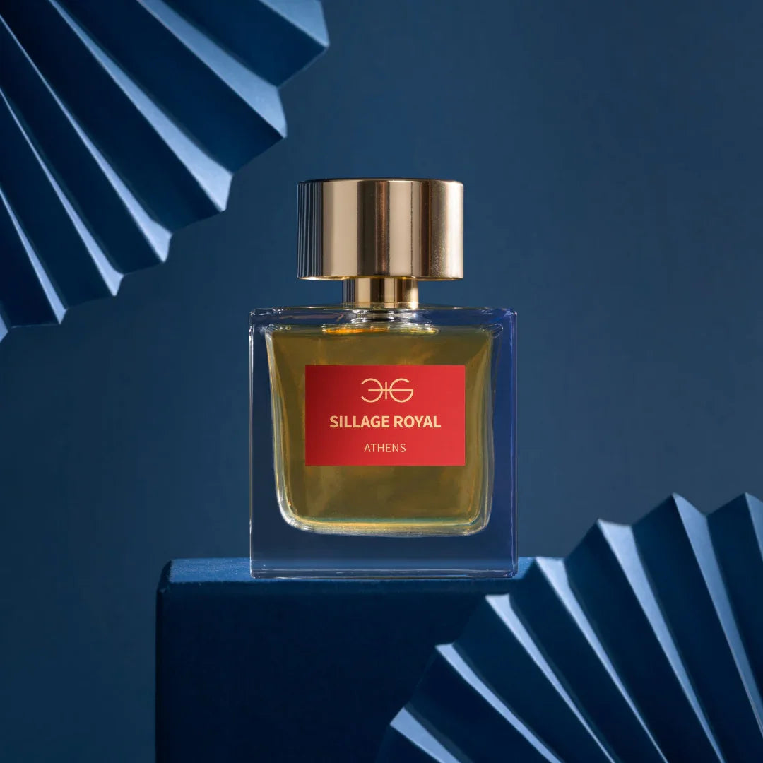 Sillage Royal Eau de Parfum von Manos Gerakinis bei scent amor - Unisex-Duft im edlen Flakon auf blauem Podest
