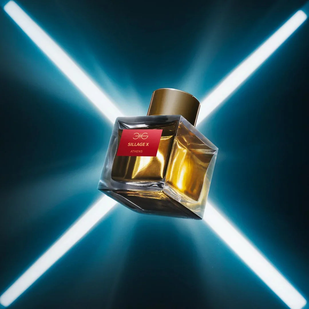 Sillage X Eau de Parfum von Manos Gerakinis bei scent amor - luxuriöser Duft, Flakon vor einem leuchtenden X