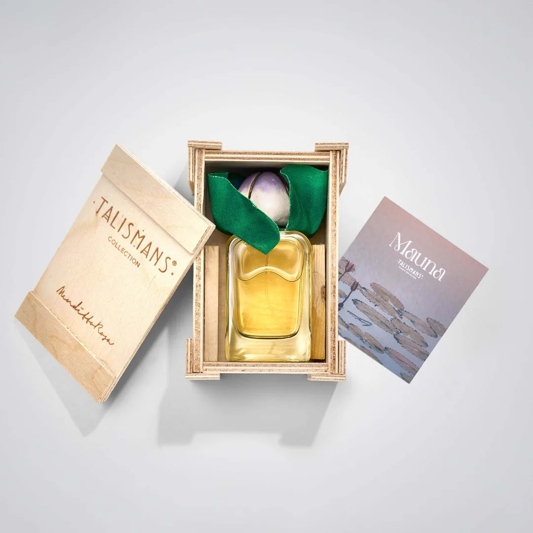 Mendittorosa-MAUNA-Talismans-scent-amor-Nischenduft-Extrait-Parfum-in der geöffneten Holzbox fotografiert